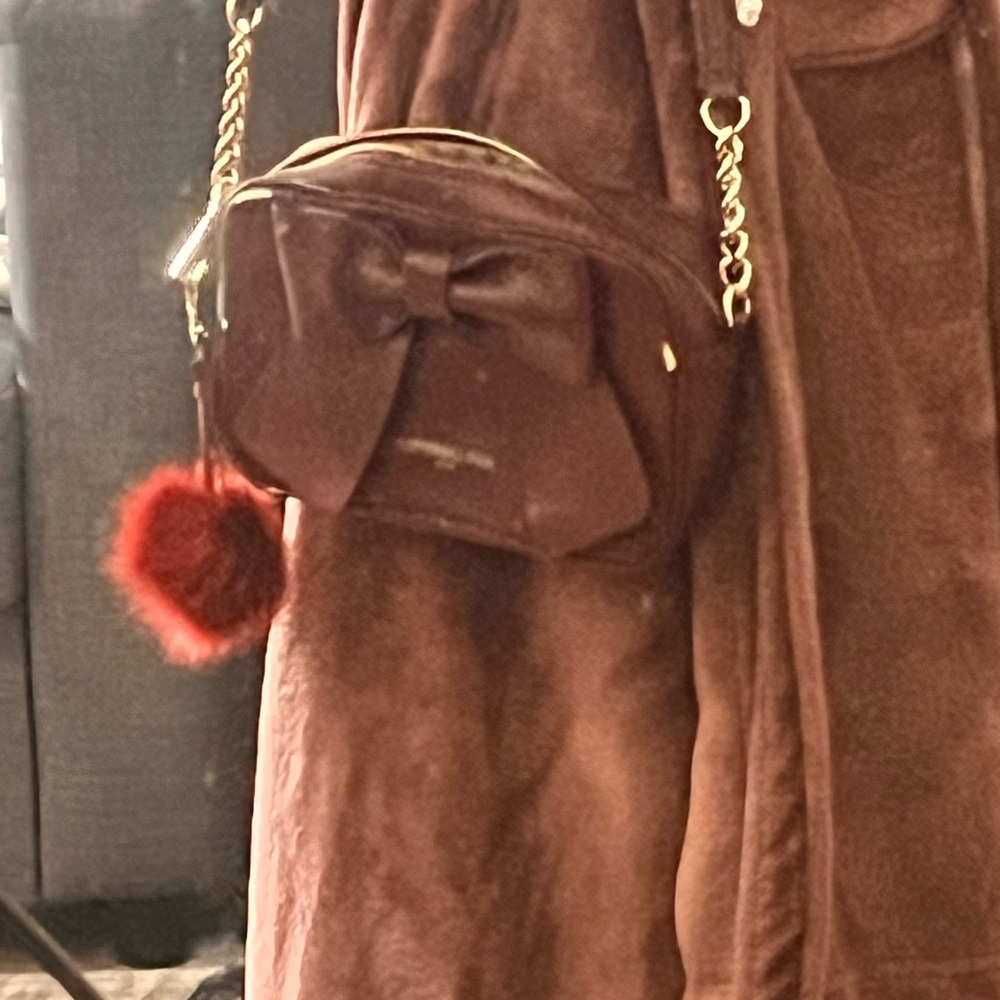Red. - Picture 2 of 4